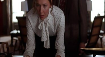 Dos amigas lesbianas tetonas follan con un chico en diferentes posiciones y se acarician al mismo tiempo