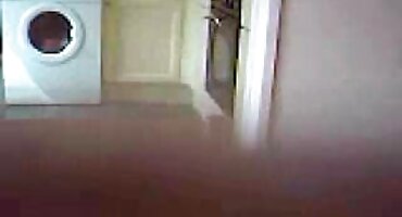 Chica desnuda chupa la varilla y se folla al amante