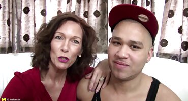 Hermosa asiática le hizo una mamada a su entrenador personal y luego tuvo sexo anal con él