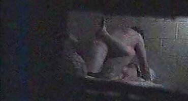 Nena al aire libre se masturba el coño