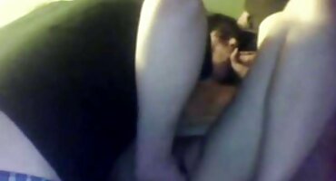 Chico joven y su novia follan en el suelo durante la renovación, untados con cal