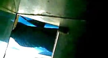 Rociando a la chica con aceite, el hombre introdujo el pistón en la vagina