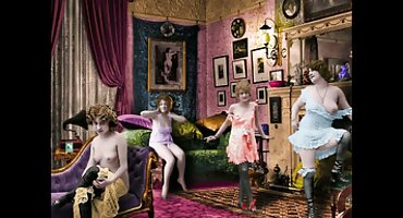 El chico se folló a su rubia en el coño y luego en el ano apretado