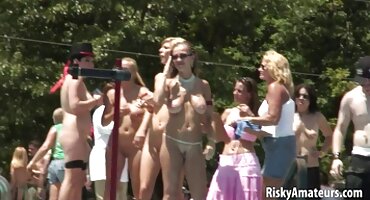 El chico jugó con su amada y la folló por el culo como un ladrón