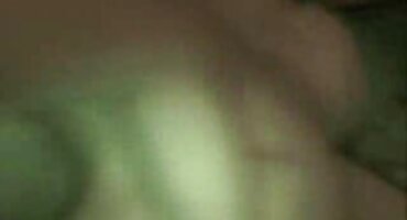 Chica pelirroja en medias le encanta chupar diligentemente la polla antes del sexo