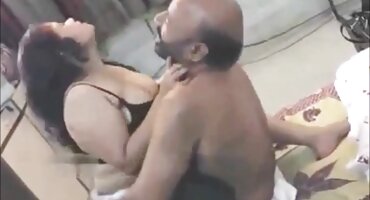 Colegiala con gafas chupó el pene y el coño encajado para tener sexo