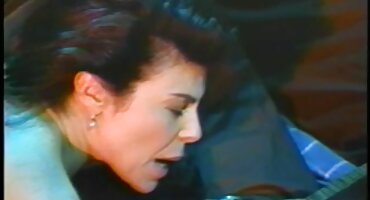 Chica en medias rojas monta la polla de un hombre joven