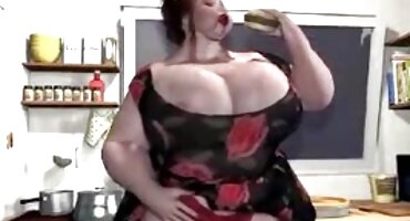 El Fetichista golpea el culo de una rubia tatuada y se la follan caliente