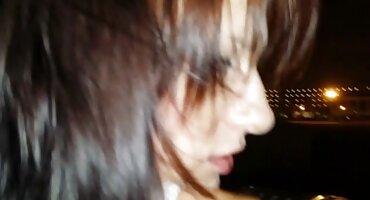 Rubia desnudada frente al camarógrafo en un casting porno y con el culo relleno