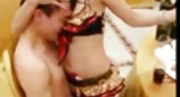 Dos adolescentes junto a la piscina asando a la parrilla dos pollas morenas