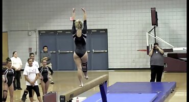 Dos jovencitas en la cama hacen un trío con un chico