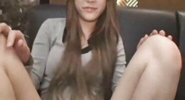 Chica chupa la polla de su novio y luego cabalga el tronco caliente