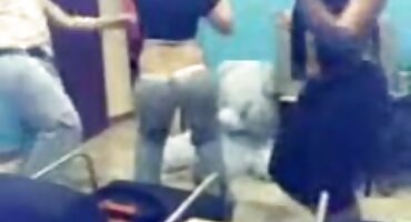 Chica en medias blancas pule los agujeros con vibrador