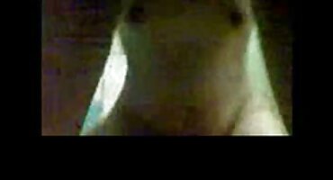 Las chicas sirven la polla masculina con sus labios y hendiduras