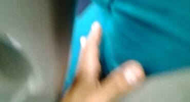 Chica con los ojos vendados y follada caliente en su boca lujuriosa