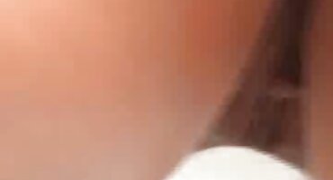 Rubia de pelo rizado abre de piernas para sexo anal