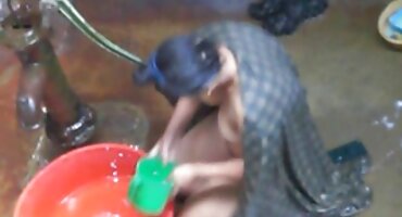 La masajista aplastó los bollos de la morena y le metió la polla en el coño