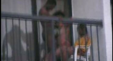 Menuda rubia tiene un orgasmo con un hombre negro musculoso