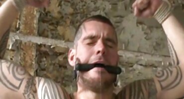 Los hombres intercambiaron cónyuges y follaron sus bolas en el coño elástico