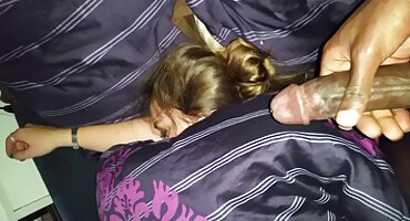 En el casting, la joven se bajó las bragas y se deslizó sobre la polla