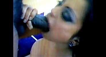 Perra pelirroja se folla a sí misma con una máquina de sexo en todos los agujeros