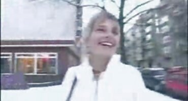 Morena le dio una lamida de hendidura y abrió las piernas para una nalgada