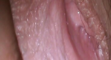 Dos zorras se sirven la polla de un macho calvo