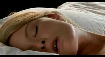 Chicas lesbianas calientes sexo en la mesa de madera