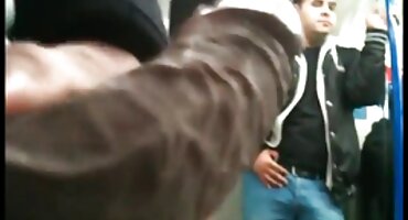 Tragando la herramienta abultada del chico, la zorra flaca le dio su culo