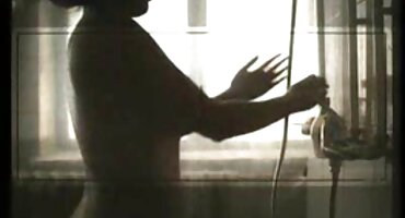 Nena en calcetines hasta la rodilla disfruta de la polla negra de un nuevo amigo