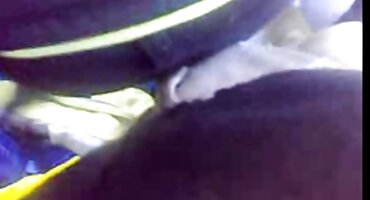 Masajista a través del agujero en la mesa digitación cliente polla suave