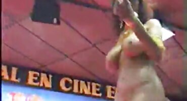 El hombre se folló a su amante, dándole joyas