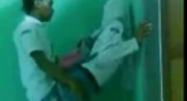 Chico lame el coño rubio y se masturba con los dedos clítoris