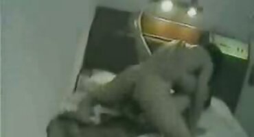 Chica pelirroja es bien tirada de su falo por un deportista bombeado