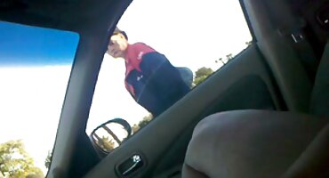 Se folla a una chica bronceada en la boca y se la folla en el coño afeitado de pie