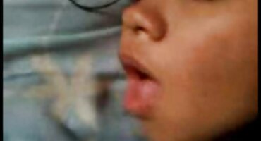 El fotógrafo empujó la polla en el Coño de la Belleza y la llevó a un orgasmo violento