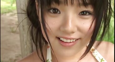 El tipo toma todos los agujeros de la zorra con una polla fuerte y organiza un creampie