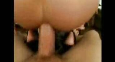 Rubia con dos coletas en calcetines hasta la rodilla monta una polla