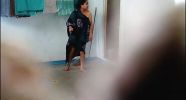 Gran polla negra de ébano muele los agujeros de la chica de piel blanca