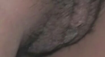 Lesbianas cachondas se corren de caricias orales en el sofá por la mañana