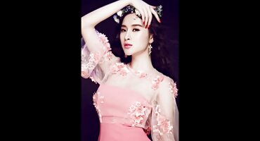 Morena caliente sirve la boca a varias pollas negras a la vez