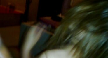 Chica se masturba el coño con los dedos y un gran consolador