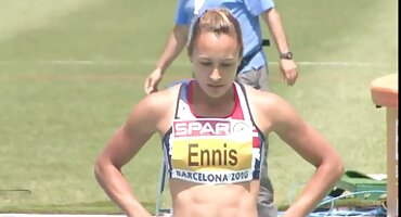 Nena hace beso negro y folla con un extraño en el coche