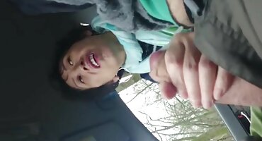 Latina chupa el largo palo afeitado de su pareja hasta correrse