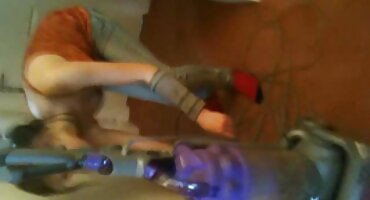 Tutor calvo sedujo a un estudiante mayor de edad y le metió una polla en el coño