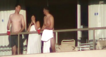 Milfs en matorrales a rayas lamen a las universitarias en una manta en el jardín