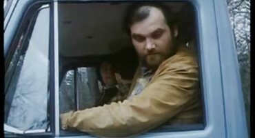 Joven amante desarrolló suavemente el coño mojado de la polla de un amigo