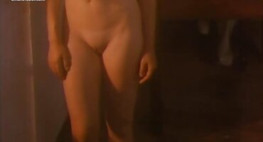 El hombre después de la mamada puso a la morena en pose y la folló