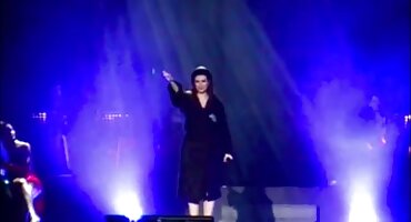 Padrastro en el dormitorio frigs su hijastra en diferentes poses