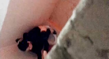 El chico se quita el video todo el día mientras mueve varias bragas sobre su amiga y folla sin Prez en un coño caliente